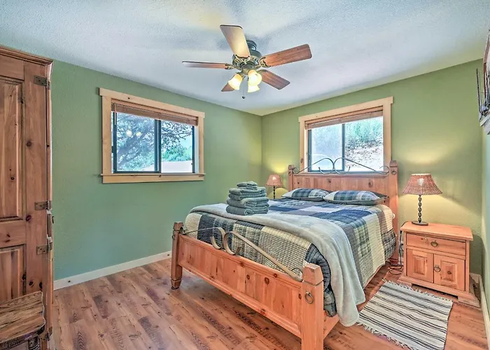 Deck & Mogollon Rim Views: Secluded Holiday home